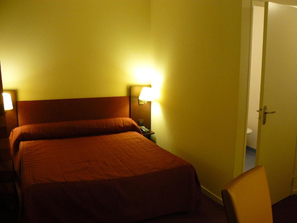 לה בורבול Le Parc Des Fees Hotel Retaurant & Spa חדר תמונה
